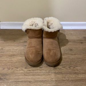 UGG Mini Bailey Button